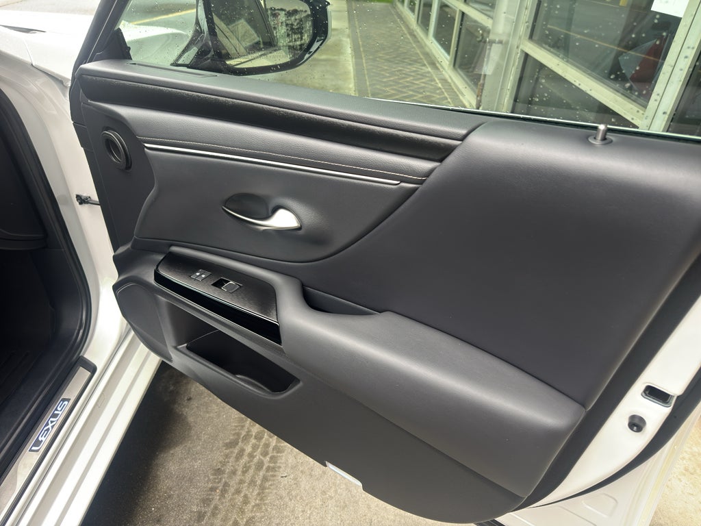 2022 Lexus ES 300h Base