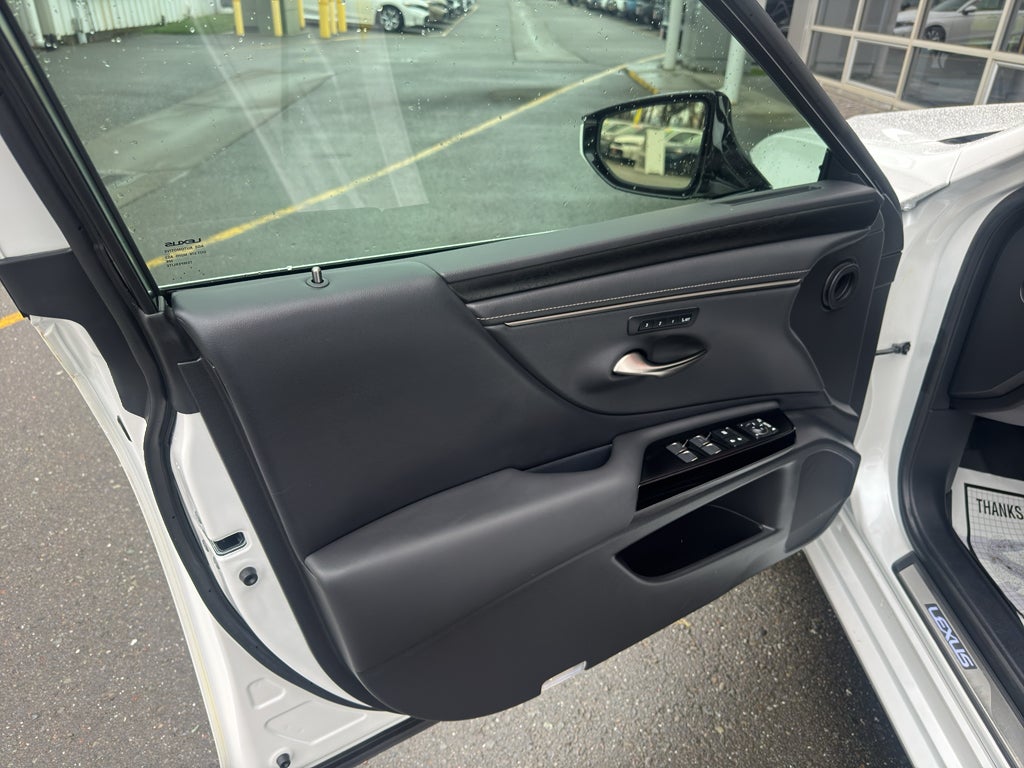 2022 Lexus ES 300h Base